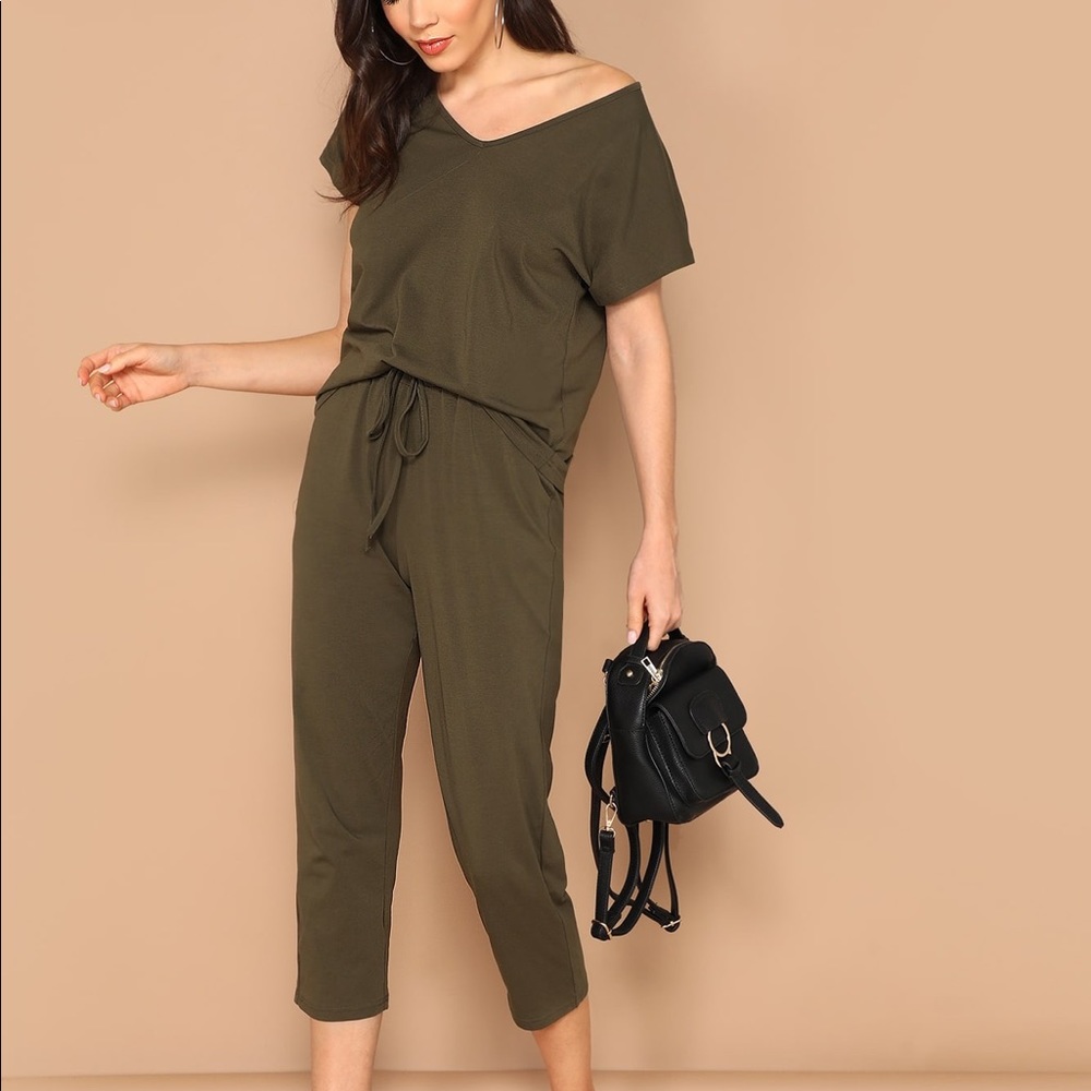 Solid tee and pants lounge set.